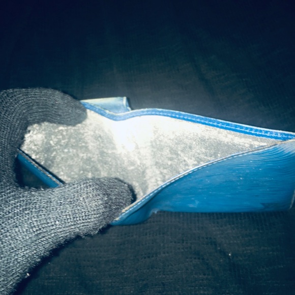 Louis Vuitton Epi Bi-Fold Wallet - Picture 7 of 8